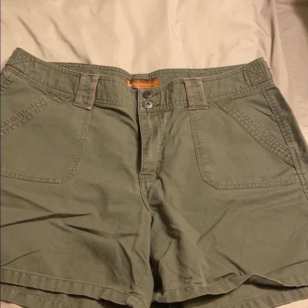Lee olive green shorts